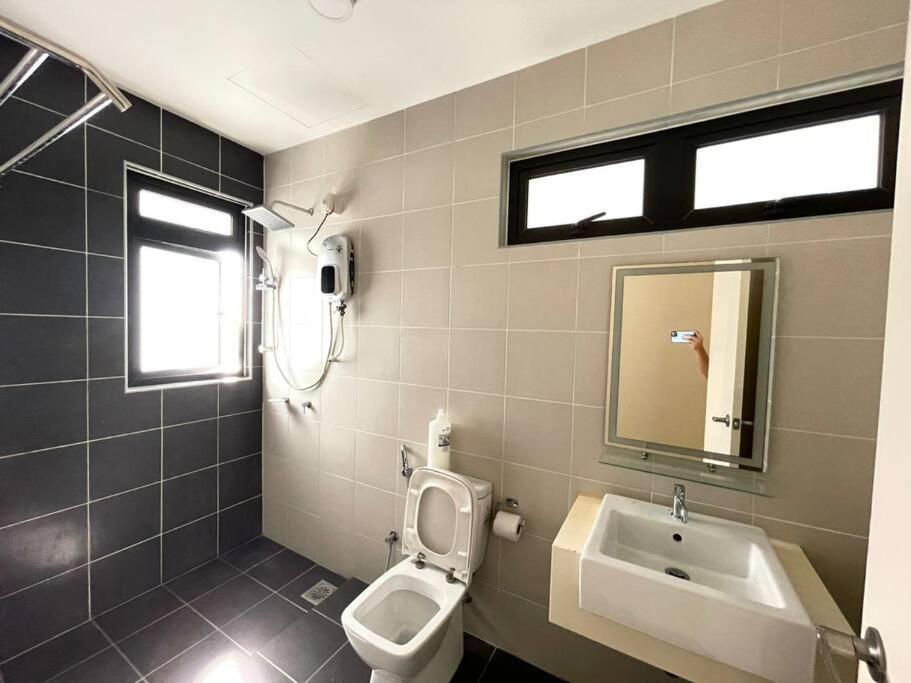 Meridin Medini By Wp Homestay Nusajaya  Esterno foto